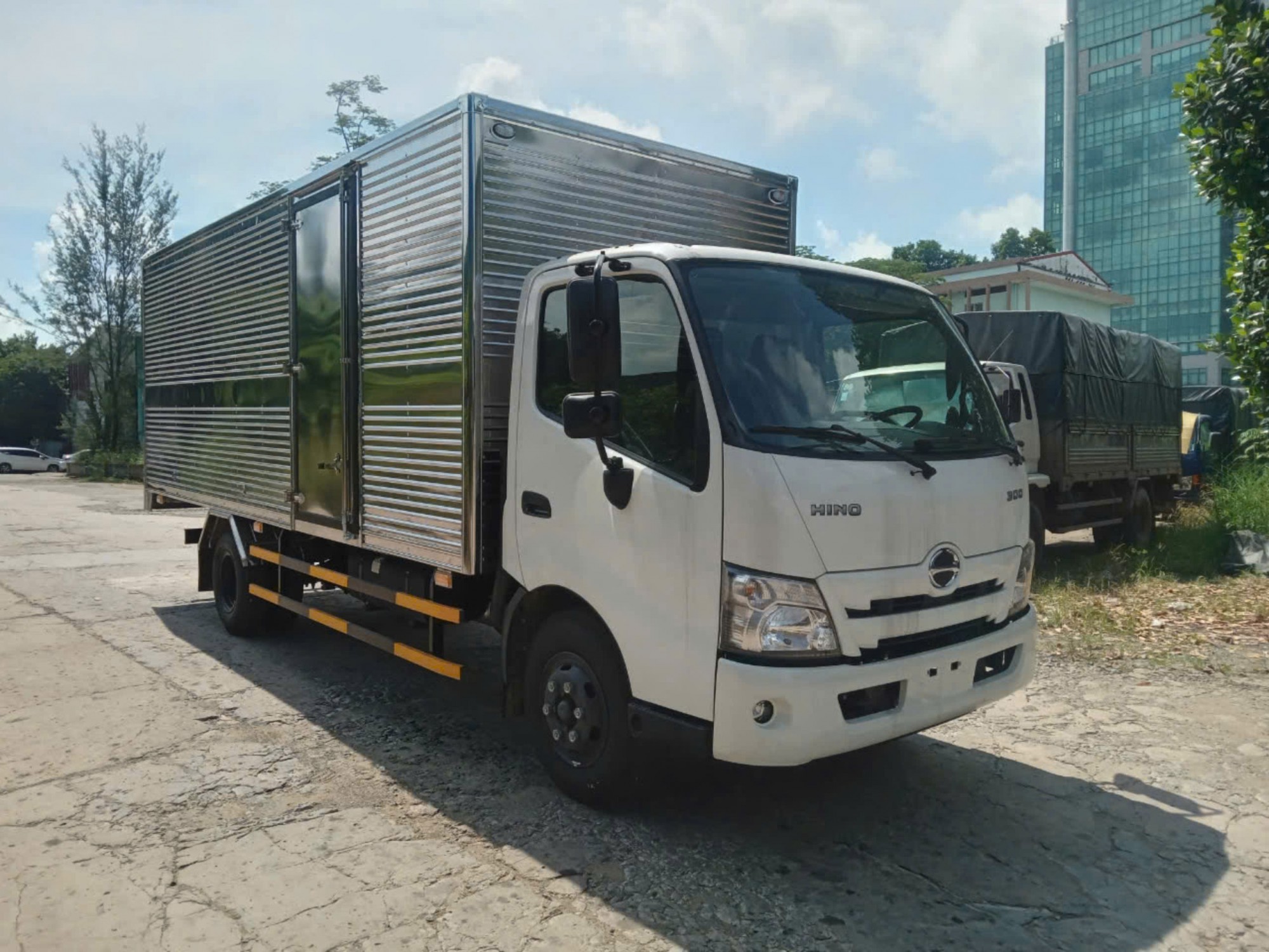 Hino 4,8 tấn Thùng Kín XZU730L